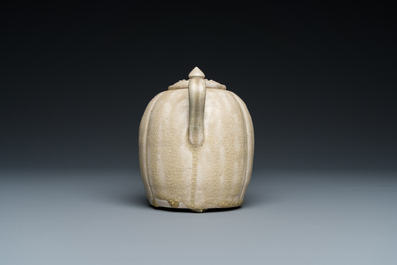 Een Vietnamese beige-groen-geglazuurde meloenvormige dekselkan, L&yacute;, 11/13e eeuw