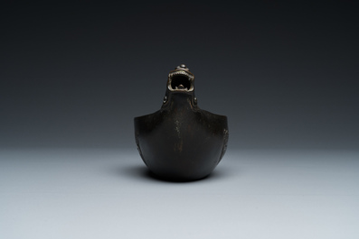 Een Chinese archa&iuml;sche bronzen 'Yi' waterkan met inscriptie, Ming