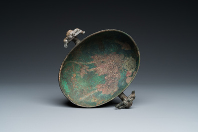 Een Chinese archa&iuml;sche rituele bronzen 'Dui' voedselkom, Periode van de Strijdende Staten