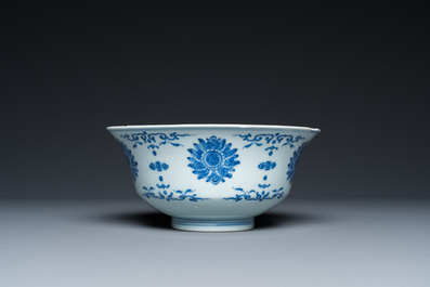 Bol en porcelaine de Chine en bleu et blanc &agrave; d&eacute;cor de lotus, marque et &eacute;poque de Qianlong