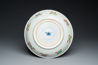 Plat en porcelaine de Chine famille verte &agrave; d&eacute;cor d'un dragon, Kangxi