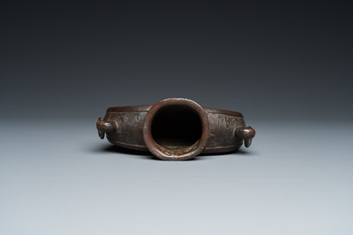 Een Chinese archa&iuml;sche bronzen 'bianhu' vaas, Song/Yuan