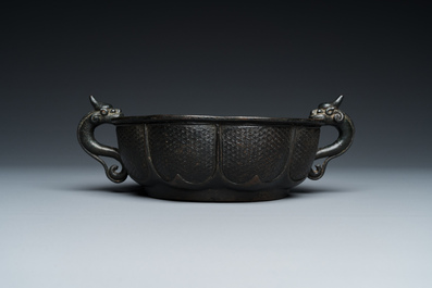 Een Chinese archa&iuml;sche bronzen wierookbrander met draken als handgrepen, Yuan