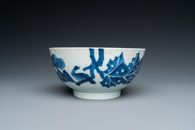 Een Chinese blauw-witte 'Bleu de Hue' kom van een koninklijke missie voor de Vietnamese markt, T&acirc;n Sửu  辛丑 merk, gedat. 1841