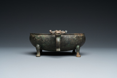 Een Chinese archa&iuml;sche rituele bronzen 'Dui' voedselkom, Periode van de Strijdende Staten