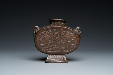 Een Chinese archa&iuml;sche bronzen 'bianhu' vaas, Song/Yuan