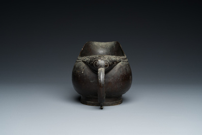 Een zeldzame Chinese archa&iuml;sche bronzen 'Yi' waterkan met inscriptie, Zhenghe, Noordelijke Song