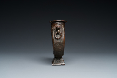 Vase archa&iuml;sant de type 'bianhu' en bronze, Chine, Song/Yuan