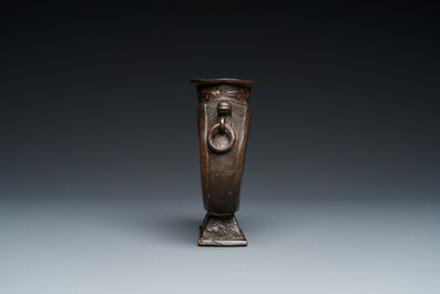 Een Chinese archa&iuml;sche bronzen 'bianhu' vaas, Song/Yuan