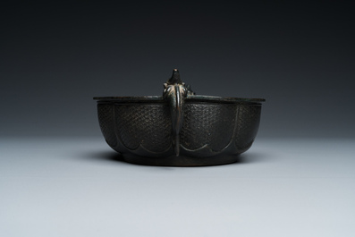 Een Chinese archa&iuml;sche bronzen wierookbrander met draken als handgrepen, Yuan