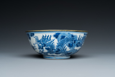 Een Chinese blauw-witte 'Bleu de Hue' kom voor de Vietnamese markt, Minh Mang Nian Zhi 明命年製 merk, ca. 1830-40