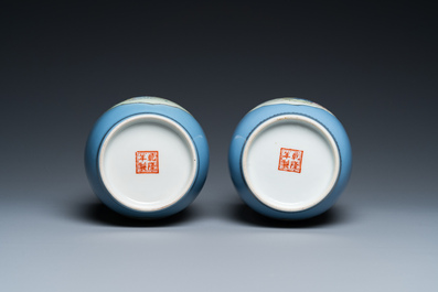 Paire de vases en porcelaine de Chine famille rose &agrave; fond bleu de lavande, marque de Qianlong, R&eacute;publique