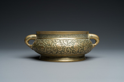 Een Chinese bronzen wierookbrander met floraal reli&euml;fdecor, Xuande merk, 18/19e eeuw