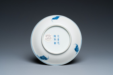 Een Chinees blauw-wit bord met lotusslingers, Guangxu merk en periode