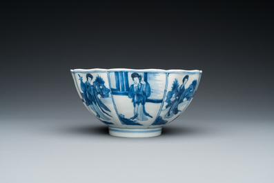 Bol en porcelaine de Chine en bleu et blanc figurant des longues dames et des gar&ccedil;ons jouant, marque de Chenghua, Kangxi