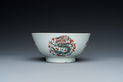 Rare bol en porcelaine de Chine famille verte &agrave; d&eacute;cor de dragons, marque de Chenghua, Kangxi