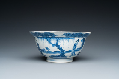 Bol en porcelaine de Chine en bleu et blanc figurant des longues dames et des gar&ccedil;ons jouant, marque de Wanli, Kangxi