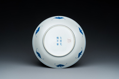 Plat en porcelaine de Chine en bleu et blanc, marque et &eacute;poque de Guangxu