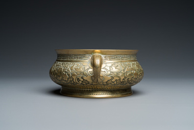 A Chinese bronze censer with floral relief design, Xuande mark, 18/19th C.