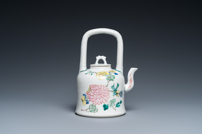 Th&eacute;i&egrave;re couverte en porcelaine de Chine famille rose, marque et &eacute;poque de Yongzheng