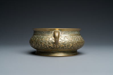 A Chinese bronze censer with floral relief design, Xuande mark, 18/19th C.