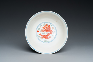 Bol en porcelaine de Chine wucai &agrave; d&eacute;cor de dragons, marque et &eacute;poque de Daoguang