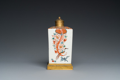 Bouteille de forme carr&eacute;e en porcelaine de Japon surd&eacute;cor&eacute;e aux Pays-Bas et mont&eacute;e en bronze dor&eacute;, Edo, 17&egrave;me