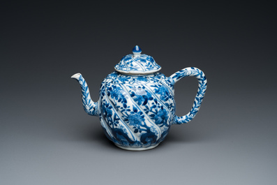 Een Chinese blauw-witte getorste theepot met deksel, Kangxi