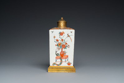 Bouteille de forme carr&eacute;e en porcelaine de Japon surd&eacute;cor&eacute;e aux Pays-Bas et mont&eacute;e en bronze dor&eacute;, Edo, 17&egrave;me