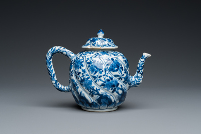 Een Chinese blauw-witte getorste theepot met deksel, Kangxi