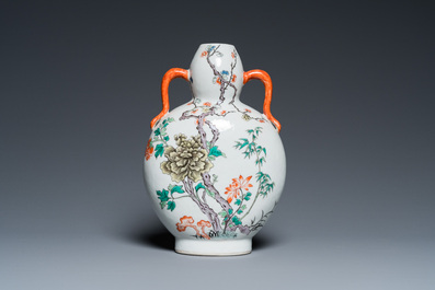 Vase de forme 'bianhu' en porcelaine de Chine famille verte, marque de Qianlong, 19&egrave;me
