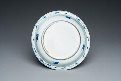 Een Chinees blauw-wit bord met eenden bij een lotusvijver, Wanli