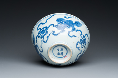 Een Chinese blauw-witte kom met boeddhistische leeuwen, De Xin Tang Zhi 德馨堂製 merk, Shunzhi