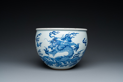 Jardini&egrave;re en porcelaine de Chine en bleu et blanc &agrave; d&eacute;cor de dragons et de carpes sur socle en bois, 19/20&egrave;me