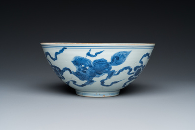 Een Chinese blauw-witte kom met boeddhistische leeuwen, De Xin Tang Zhi 德馨堂製 merk, Shunzhi