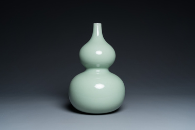 A Chinese monochrome celadon-glazed double gourd vase, 18/19th C.