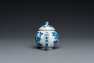 Een Chinese blauw-witte miniatuur theepot met deksel, Kangxi