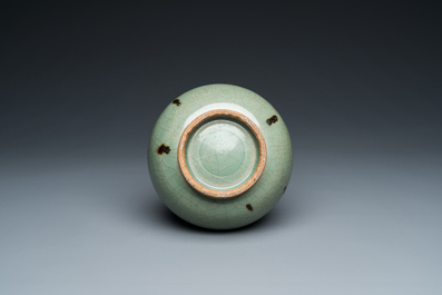 Vase de forme 'yuhuchunping' en porcelaine de Chine &agrave; &eacute;mail en c&eacute;ladon tach&eacute; de rouille, 19&egrave;me