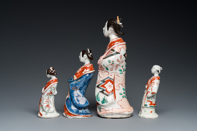 Quatre sculptures d'un acteur en porcelaine Imari de Japon, Edo, 1&egrave;re moiti&eacute; du 18&egrave;me