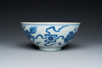 Een Chinese blauw-witte kom met boeddhistische leeuwen, De Xin Tang Zhi 德馨堂製 merk, Shunzhi