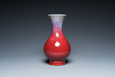 Vase de forme 'yuhuchunping' en porcelaine de Chine &agrave; &eacute;mail flamb&eacute;, 19&egrave;me