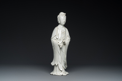 Grande sculpture de Guanyin en porcelaine blanc de Chine de Dehua, marque en creux, Qing