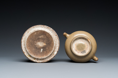Een Chinese celadon-geglazuurde wierookbrander en een ge-type kom met craquel&eacute; glazuur, Qing