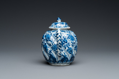 Th&eacute;i&egrave;re couverte torsad&eacute;e en porcelaine de Chine en bleu et blanc, Kangxi