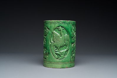 Pot &agrave; pinceaux en porcelaine de Chine en vert monochrome &agrave; d&eacute;cor en relief, 19&egrave;me