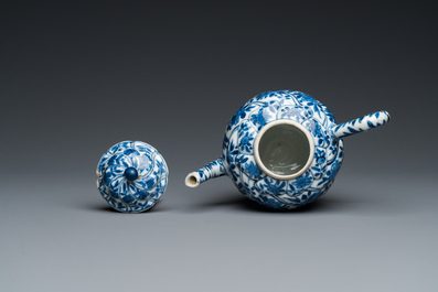 Een Chinese blauw-witte getorste theepot met deksel, Kangxi