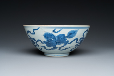 Een Chinese blauw-witte kom met boeddhistische leeuwen, De Xin Tang Zhi 德馨堂製 merk, Shunzhi