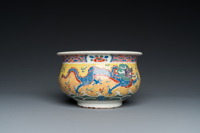 Br&ucirc;le-parfum en porcelaine de Chine famille rose &agrave; d&eacute;cor de dragons, Yongzheng