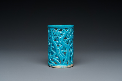 Pot &agrave; pinceaux ajour&eacute; en porcelaine de Chine en turquoise monochrome sur socle en bois, Qing