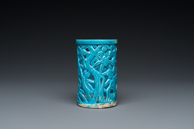 Pot &agrave; pinceaux ajour&eacute; en porcelaine de Chine en turquoise monochrome sur socle en bois, Qing